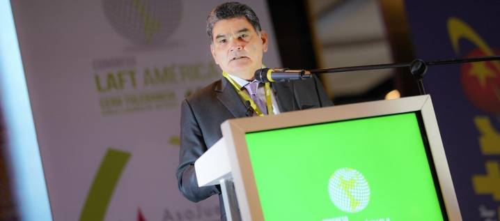 Las dos grandes amenazas para elecciones, "el bombardeo digital y la desinformación"