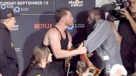 Crawford vence a Canelo y le devuelve sus cinturones en un gesto de respeto
