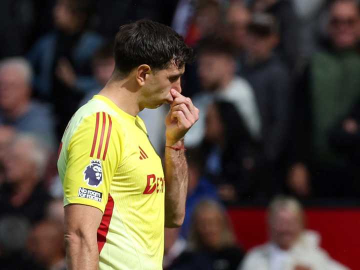 El Aston Villa saludó a Dibu Martínez por su cumpleaños: cómo reaccionaron los hinchas tras su intento fallido de pasar al Manchester United