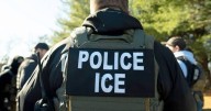 Oficiales del ICE detienen a una mujer en las afueras del Tribunal de Violencia Doméstica en Chicago