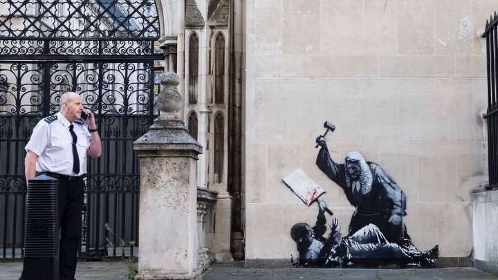 Retiraron un mural de Banksy y surgió la polémica entre patrimonio y libertad de expresión