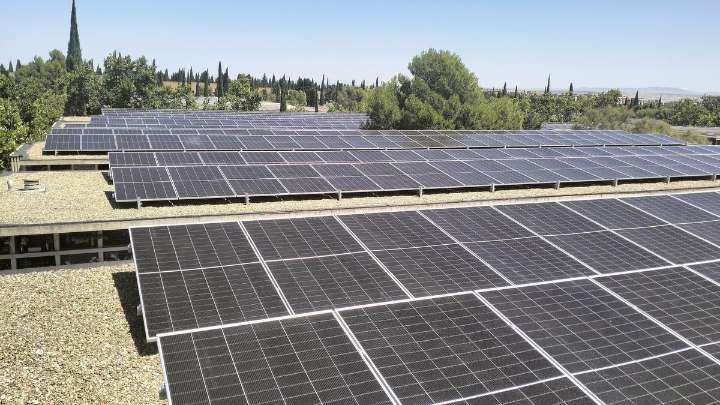 Zaragoza cubrirá con placas solares estos 18 edificios públicos y destinará la energía al autoconsumo