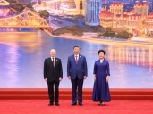 Más aislado de Occidente, Vladimir Putin llegó a China en busca de apoyo económico y militar en una cumbre en la que también estará la India