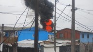 Incendio en pasaje de La Pintana dejó a una persona fallecida y dos casas consumidas