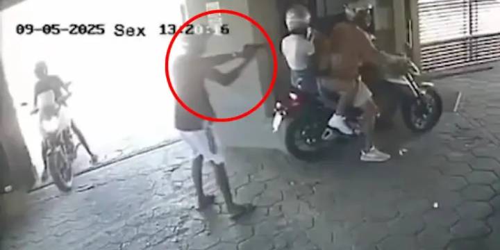 Pareja es asaltada a mano armada al entrar a un motel