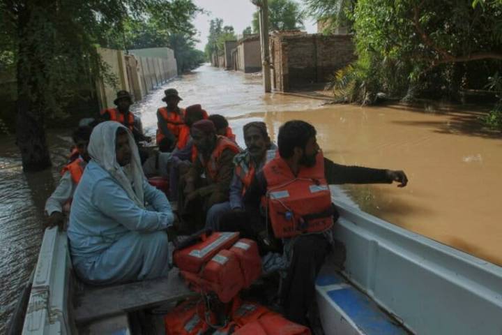 Floodwaters begin receding in a major Pakistani city but nearby towns face evacuations
