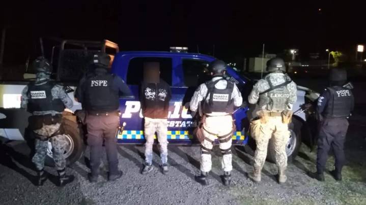 Detienen a dos hombres armados en distintos puntos