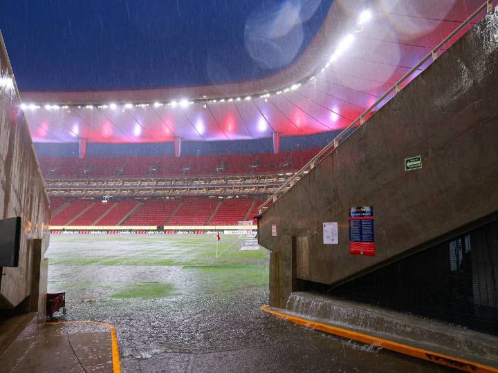 VIDEO: Suspendido el Chivas contra Tigres por tormenta