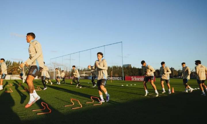 Con plantel casi completo, la Selección se entrena de cara al partido ante Venezuela