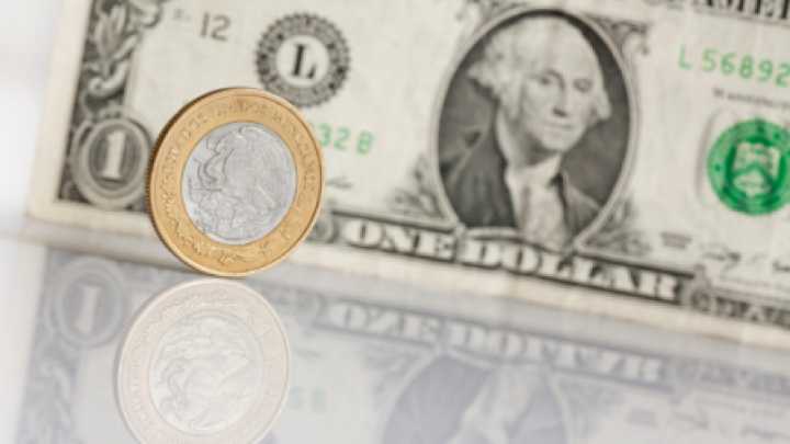 Peso mexicano avanza en la última sesión de la semana por el debilitamiento del dólar