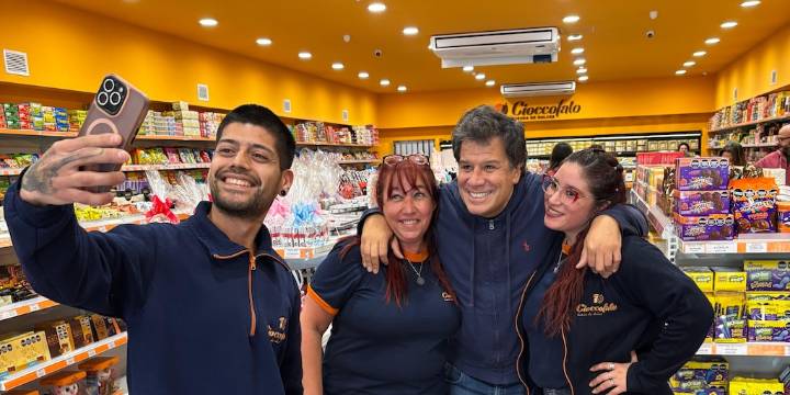 Facundo Manes estuvo con vecinos de Villa del Parque y apuntó contra el plan económico de Milei: “Está cada vez más alejado de la realidad”