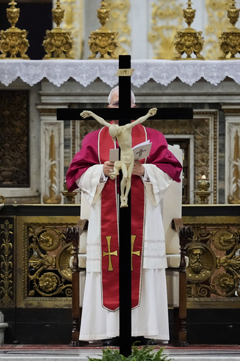 El papa honra a mártires del siglo XXI: cristianos asesinados por militantes islámicos, entre otros