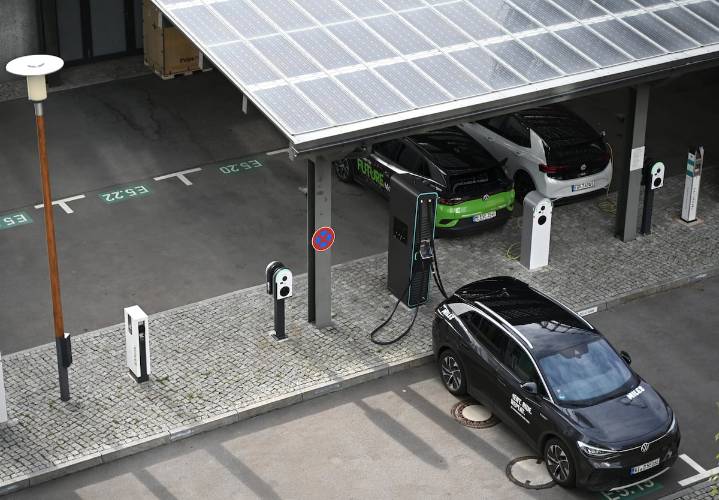 El coche eléctrico avanza en Europa: ya es el más barato de conducir, supone el 17% de las ventas y hay un millón de puntos de recarga