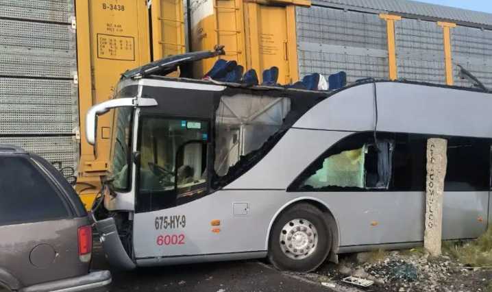 Tragedia en Atlacomulco: tren choca contra camión de pasajeros y deja ocho muertos