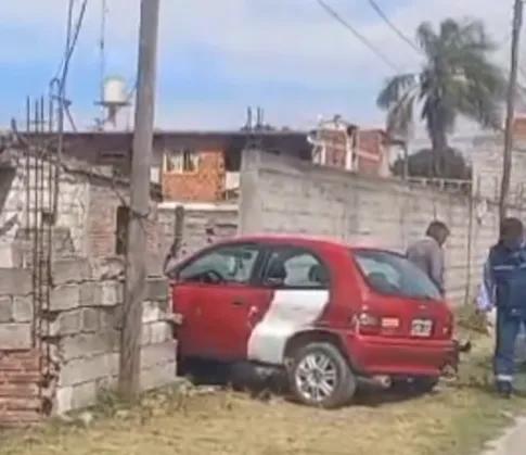 Una mujer perdió el control de su vehículo y terminó incrustada en una vivienda