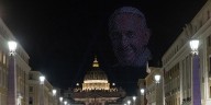 El emotivo homenaje al papa Francisco durante un concierto en el Vaticano: miles de drones fueron desplegados para formar su rostro
