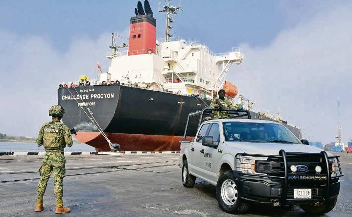 Huachicol fiscal golpea a altos mandos; decomiso histórico deriva en casi 50 detenciones, incluidos marinos y empresarios