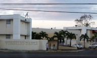Federales madrugan con operativo en el residencial Virgilio Dávila en Bayamón