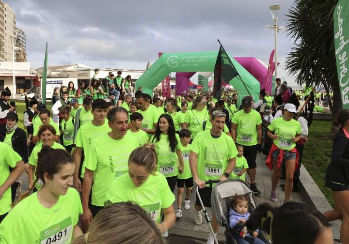 Una 'mareona' verde de 2.000 corazones llenos de solidaridad inunda Gijón