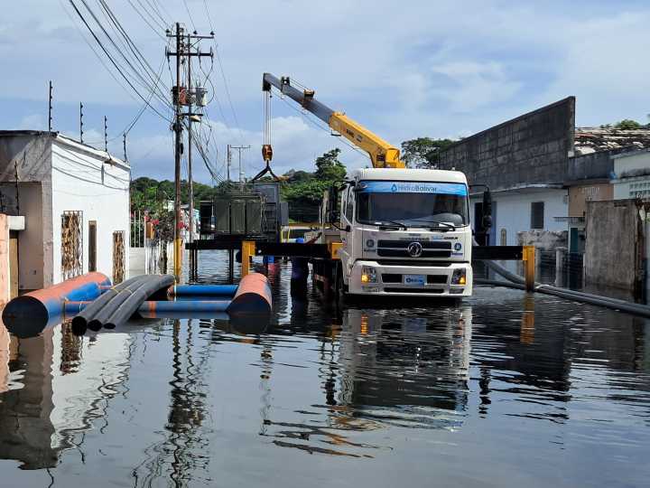 Instalan estación de bombeo auxiliar para iniciar el drenaje de las aguas del río Orinoco