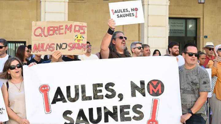 El calor en las aulas lleva a alumnos, docentes y familias a protestar frente al Ayuntamiento
