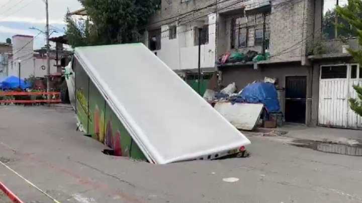 Socavón 'Devora' Camión Repartidor de Refrescos en Iztapalapa, CDMX: Video del Momento Exacto
