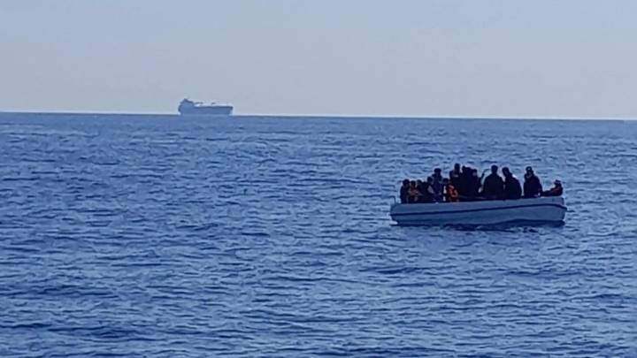 Rescatan los cadáveres de siete migrantes que iban a bordo de pateras en aguas de Níjar y Carboneras