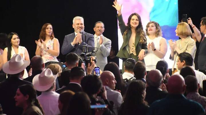 Llegan ciudadanos al informe de labores de la senadora Andrea Chávez al Centro de Convenciones