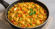 Arroz con pollo en sólo 6 pasos: cómo hacerlo en una sola olla y con muy poco esfuerzo