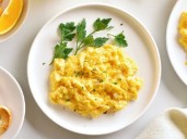 La receta de huevos revueltos proteicos y bien cremosos y variantes con tomate, palta, queso, panceta y leche