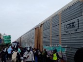 Tren embiste a camión de pasajeros en Atlacomulco; hay 8 muertos