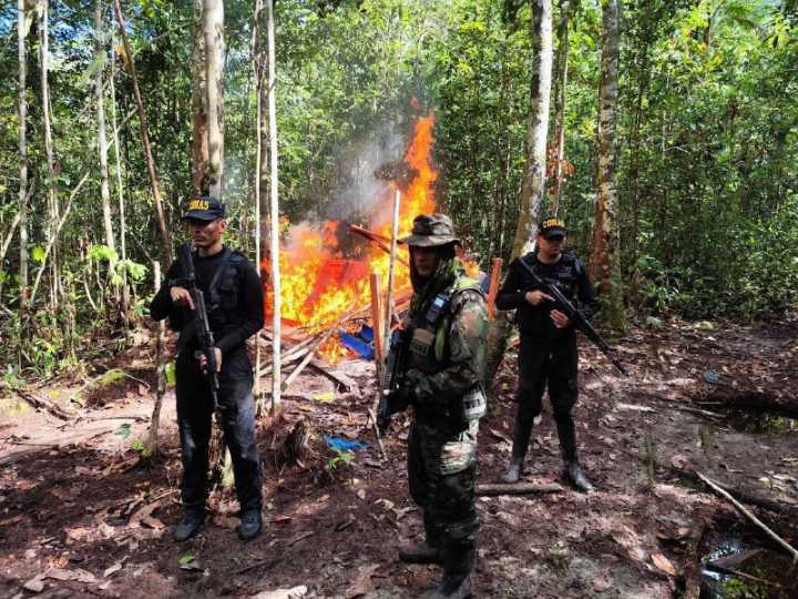 FANB desmantela aeronave, pista y campamento para el tráfico de drogas en Amazonas