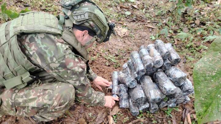 Momento en el que un soldado arriesga su vida al encontrar depósito con explosivos en el Caquetá