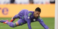 Atlas felicita a su portero Camilo Vargas tras clasificarse al Mundial del 2026