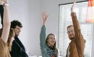 Amigos en el trabajo y el dilema de separar “lo personal de lo laboral”