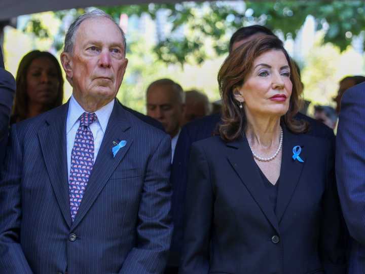 Kathy Hochul firmó tres nuevas leyes que ayudan a estas familias