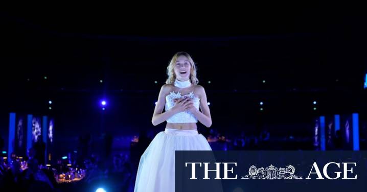 Nikki Webster performs Under Southern Skies with her children