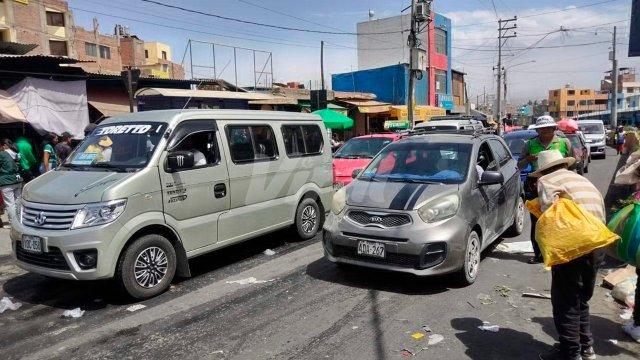 Comerciantes del Avelino denuncian pérdida de 20 % de clientes por congestión de ‘loncheritas’