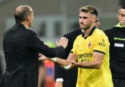 Santiago Giménez divide opiniones en el Milan