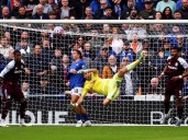 Dibu Martínez volvió al arco del Aston Villa y evitó la derrota en la visita al Everton