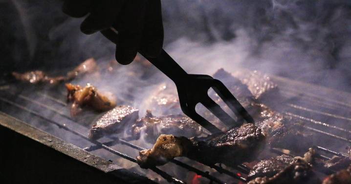 Las mujeres son las que más cocinan en casa. Entonces, ¿por qué los hombres acaparan la parrilla?