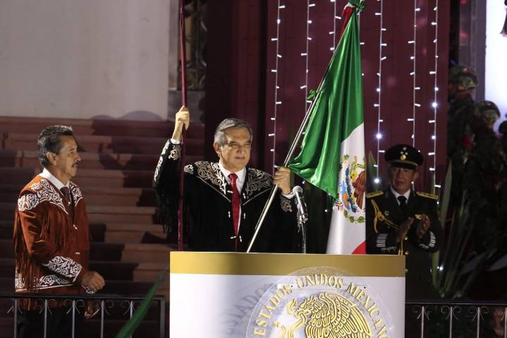 Miles de familias dan junto a AVA grito de Independencia