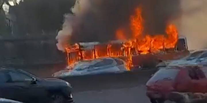 Pánico en la Panamericana por el incendio de un micro escolar en plena hora pico