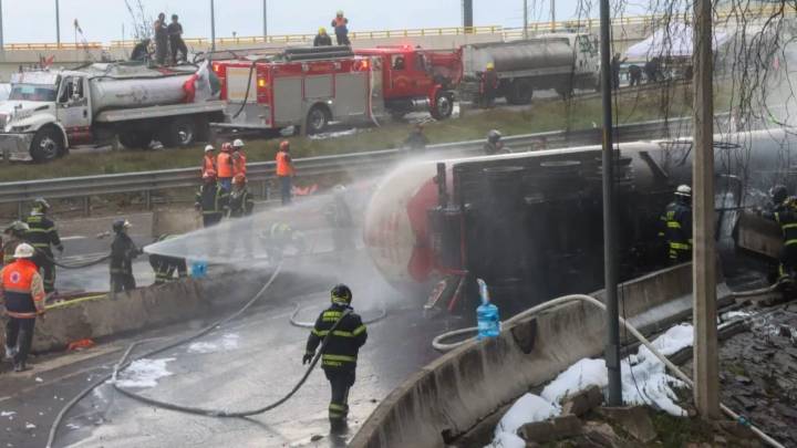 Posible exceso de velocidad, una de las líneas de investigación tras explosión de pipa