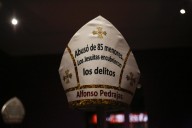 Muestra de arte en Bolivia refleja abusos de sacerdotes en el 'Viacrucis de la pederastia'