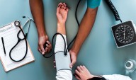 6 estrategias naturales que ayudan a reducir la presión arterial, según expertos