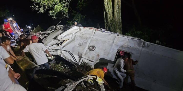 Aragua: Accidente en la carretera Choroní deja una persona fallecida y 35 heridos
