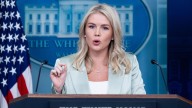 Karoline Leavitt afirmó que los arrestos de migrantes siguen "muchos factores" y no perfil racial