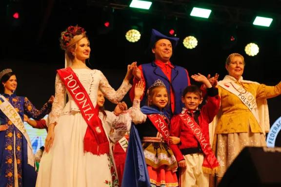 Emotiva primera presentación de las reinas de las colectividades