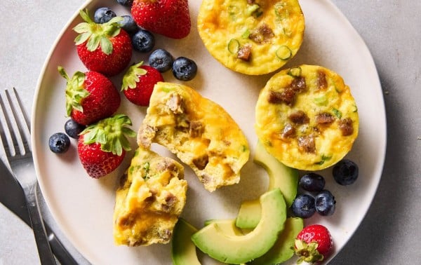 18 desayunos ricos en proteínas que puedes preparar con antelación y que te mantendrán con energía hasta el almuerzo